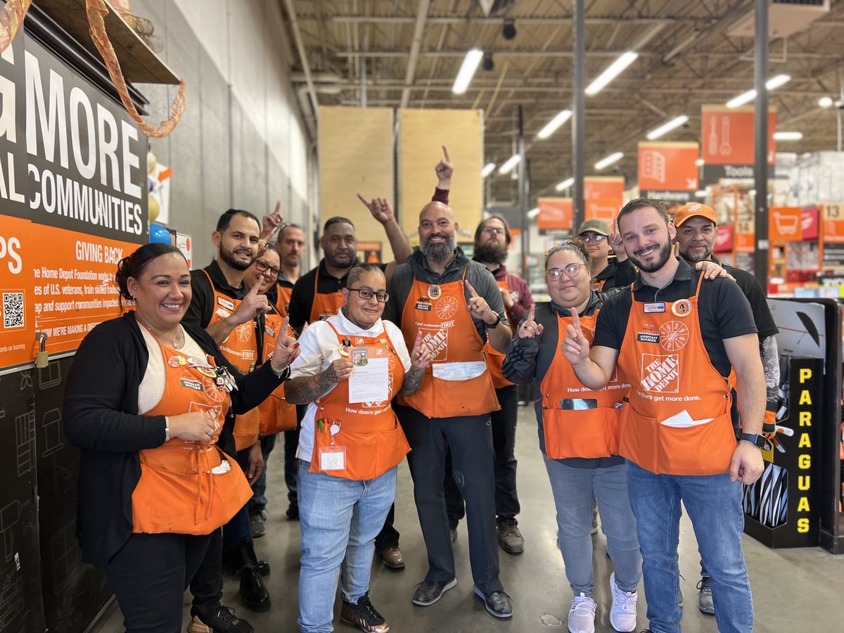 FES Maria @THD4150 is only months into her career and making a HUGE difference in engagement and results!! She Earned her 1st #HomerAward today!! 🌟🥇🏆First of many to come! ⁦@PedroMal4150⁩