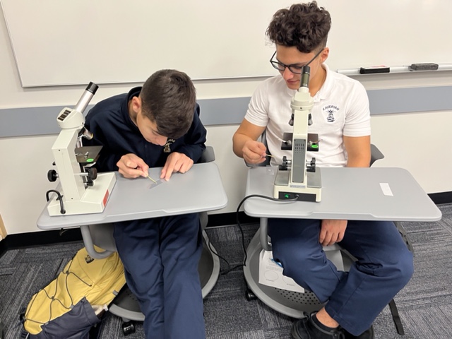 Cjurexhs's tweet photo. Preparing, then seeing the different cell types under a microscope to close our lesson on Cell Discovery and Theory  #lifescience @XaverianHS https://t.co/JknNQV5wdd