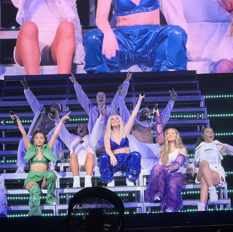 Valba_ofc17's tweet photo. @iHeartRadio Little mix !!!!!! https://t.co/V7JTlLPIjM