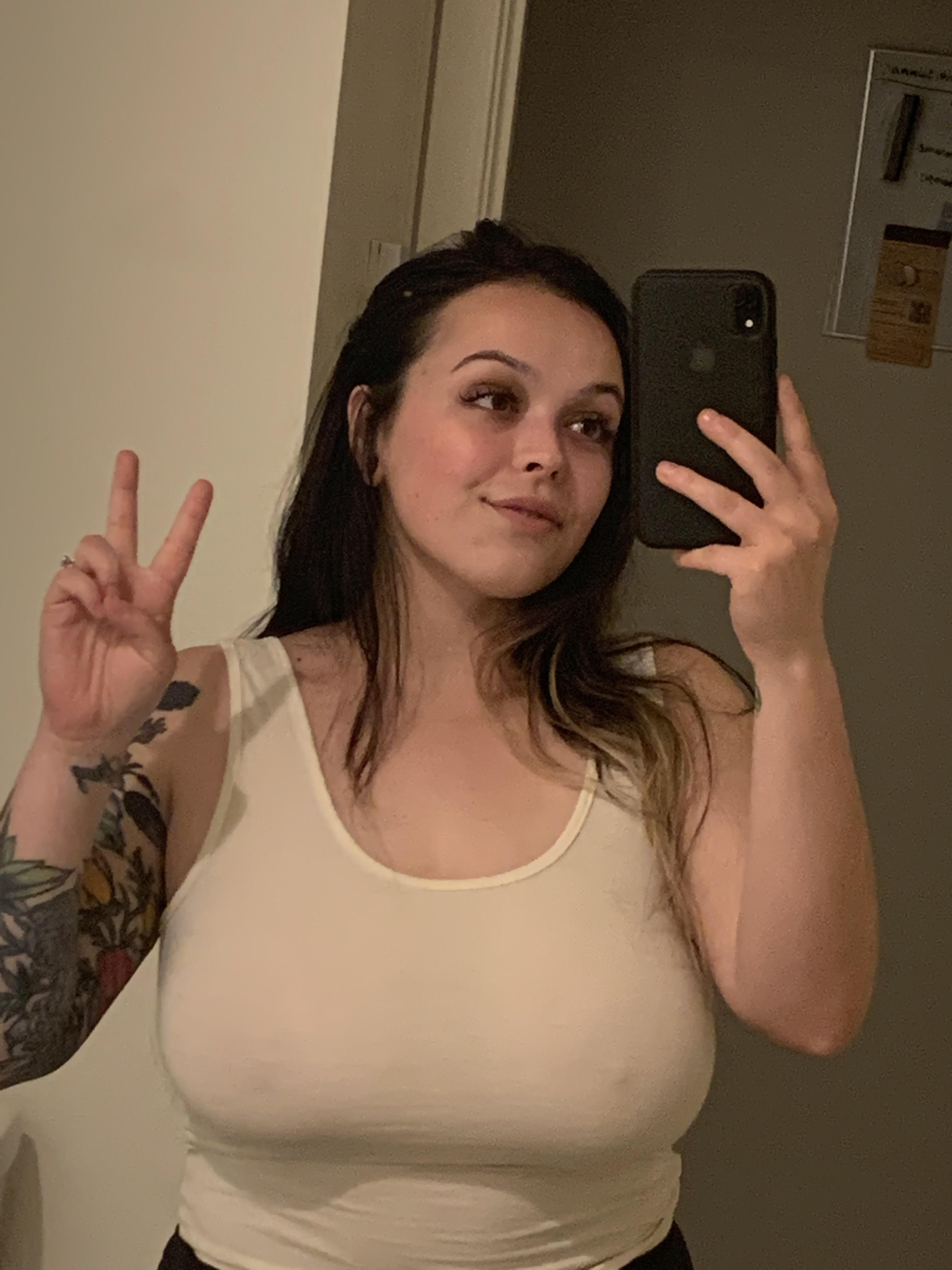 melissa-on-twitter-a-cute-and-soft-wife-who-likes-to-show-off-on