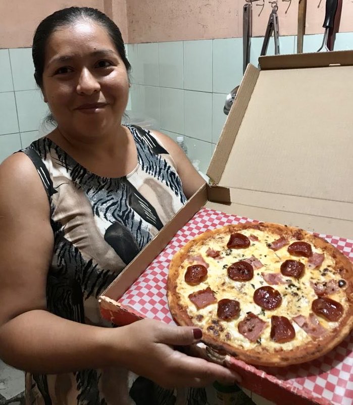 SbastienMlires1's tweet photo. Rosanna tiene 4 hijos y su esposo Geovany no recibe sueldo desde hace 2 meses. La súper mamá estudia fisioterapia y los viernes, sábado y domingo hace🍕para que la familia salga a flote. 
Su sazón es de infarto. Está en Sauces 2, entrega a domicilio.
A pedir ⁦@SashyTorres⁩ https://t.co/ce63BscpUy