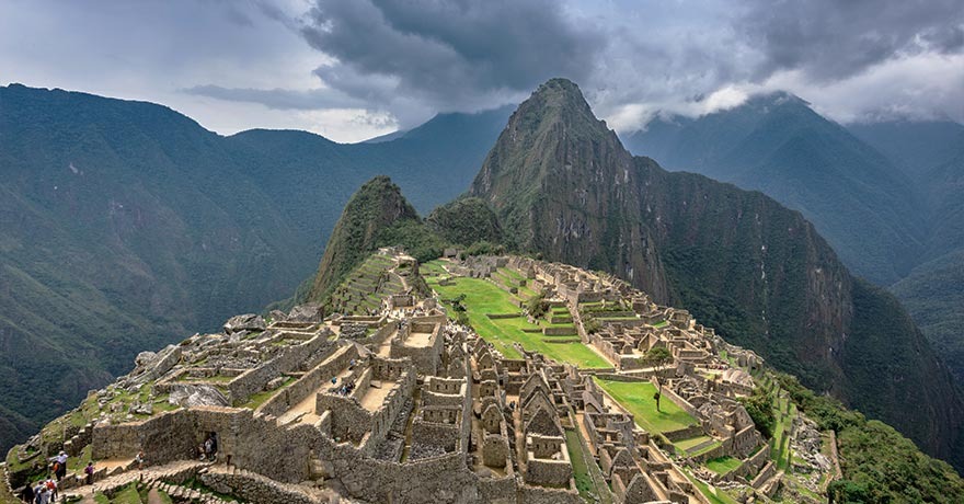 The Lost City of the #INCA empire is shrouded in #mystery, including the mystery of how it was built. The perfection of the walls, built by joining perfectly fit stones without any material, has given rise to various stories.
1/3