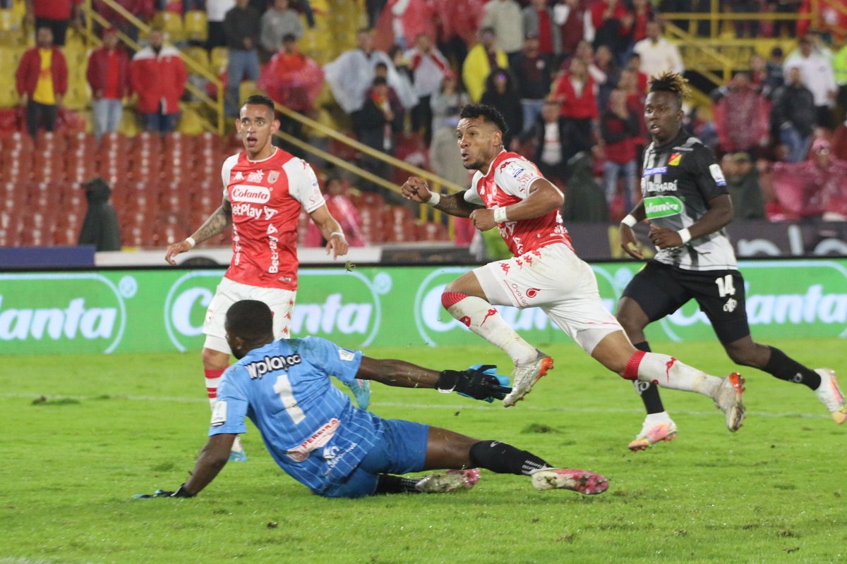 RinconCapital's tweet photo. #LigaBetPlay ¡VALIOSA VICTORIA!

Santa Fe 🦁 2️⃣ - 0️⃣ Pereira

⚽️ Andrey Estupiñán(78') y Wilson Morelo(87’). 
➔ El conjunto 'cardenal' estuvo fino.
➔  Santa Fe aumetó su invicto de local.
➔ Con esta victoria el 'León' quedó como líder del cuadrangular A. https://t.co/lKWcbAMfGF