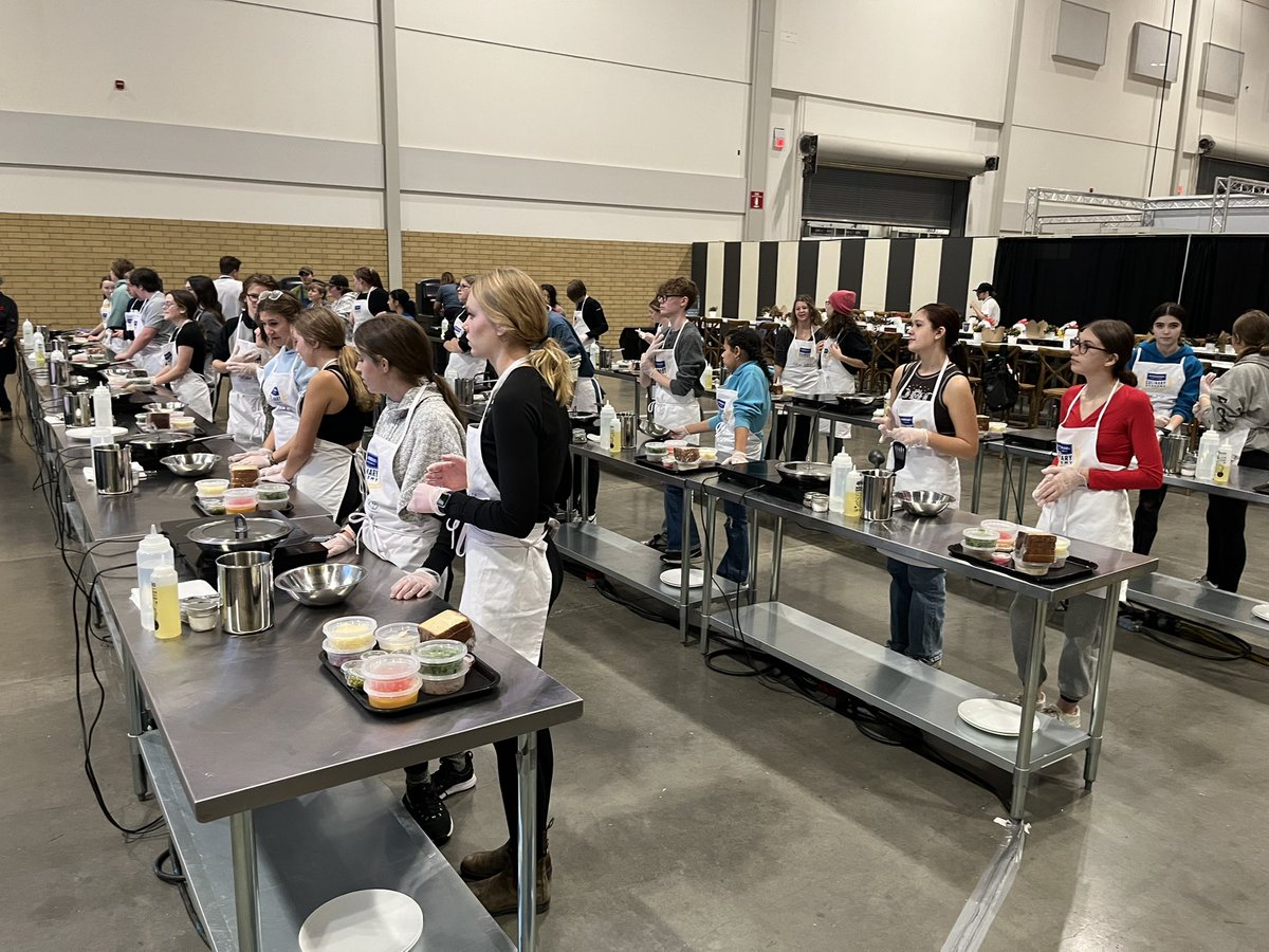MmeAYoung's tweet photo. We @bssnews had a FANTASTIQUE time @RoyalWinterFair ! Merci!! 🐖🐄🐑🐎🍞🍽 https://t.co/JjZiMg4Rwd