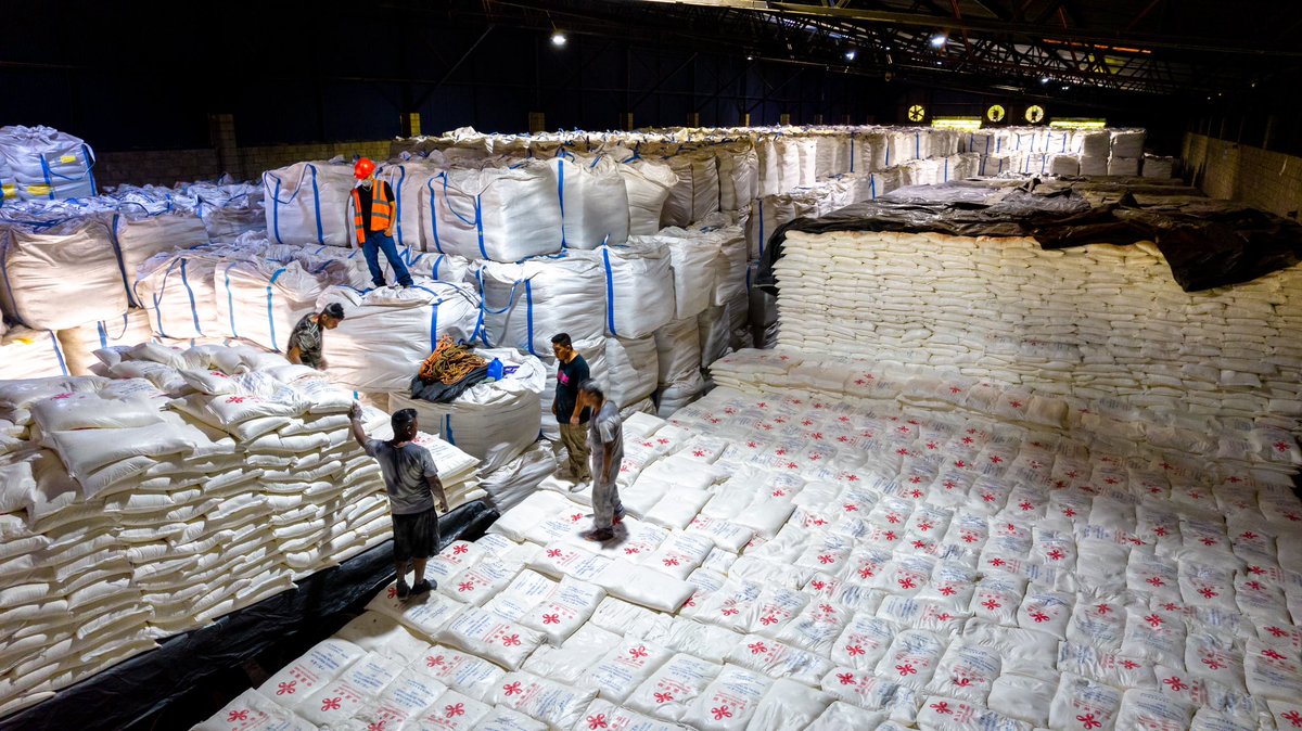 PresidenciaSV's tweet photo. El Presidente @nayibbukele anunció que las más de 900 toneladas de harina de trigo, donadas por la República Popular China, serán distribuidas a panaderías pequeñas y medianas. Esta ayuda servirá para minimizar el impacto de la crisis económica para los salvadoreños. https://t.co/x06mCEhHd4