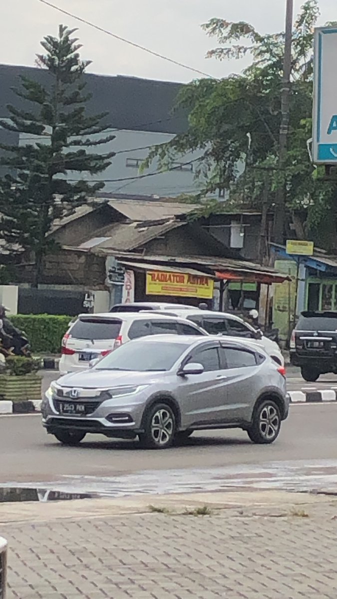 ega_32's tweet photo. Hari diawali dengan road rage rider NMax dicekeek rider BeAT sambil terdengar jeritan yang terjemahannya "doggie lu!!!" 😴

(gambar hanyalah pemanis) https://t.co/KMfj3BYU37