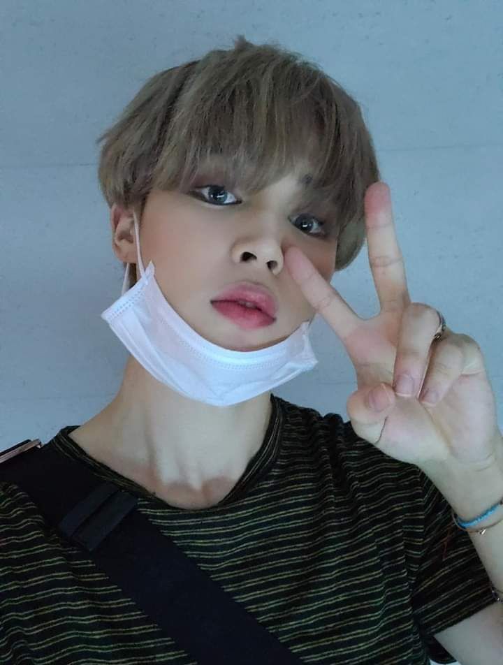 Tan pronto como caí en cuenta de que estábamos ya en el #𝚃hriv𝕖ᯇ𝙳a𝕪, me alisté y apresuré para asistir al fansing de estas guapas para celebrar el #甘い𔘓ֺ𝚊niversar𝕪.  Disfruté muchísimo de este #𝕔ode·𝟶𝟿𝟷𝟷ᰍ𝚙rism, ¡muchas felicidades!

𝐎𝐮𝐫 𝐛𝐨𝐲 이슬 — #Iseul🐥