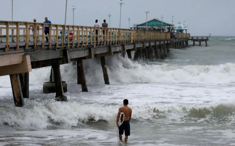 TiempoDigitalMx's tweet photo. "Nicole" se convierte en huracán, algo inusual en noviembre, y se dirige a Florida - https://t.co/a5pQKr7oM9 https://t.co/otHF56RJr3