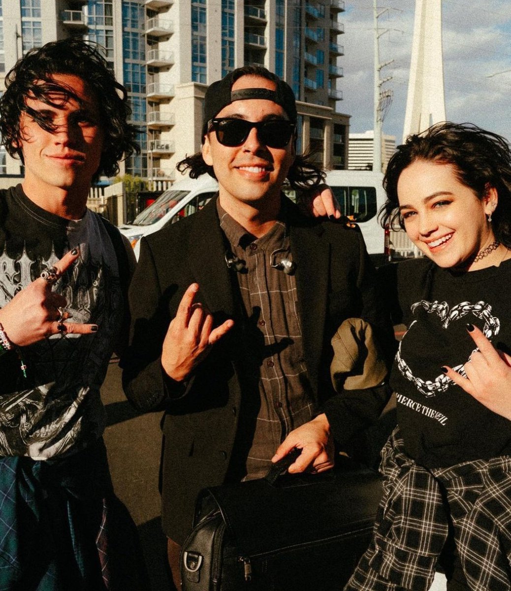 "Meus contatos de emergência 🚑"

📸 Vic Fuentes via Instagram