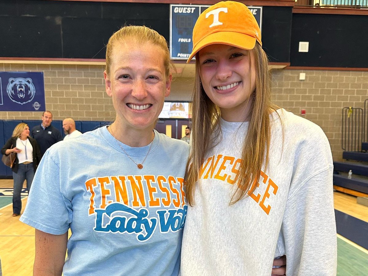 BearSwimming's tweet photo. Hey @Vol_SwimDive , you’re getting an awesome one with Sophie Brison. She’s the whole package and we’re sad to see her go, but know you’ll take good care of her! @Cambridge_AD @AgansPrincipal @CambridgeBears @CambridgeHS1 #earlysigning https://t.co/I6mkSIk6C2
