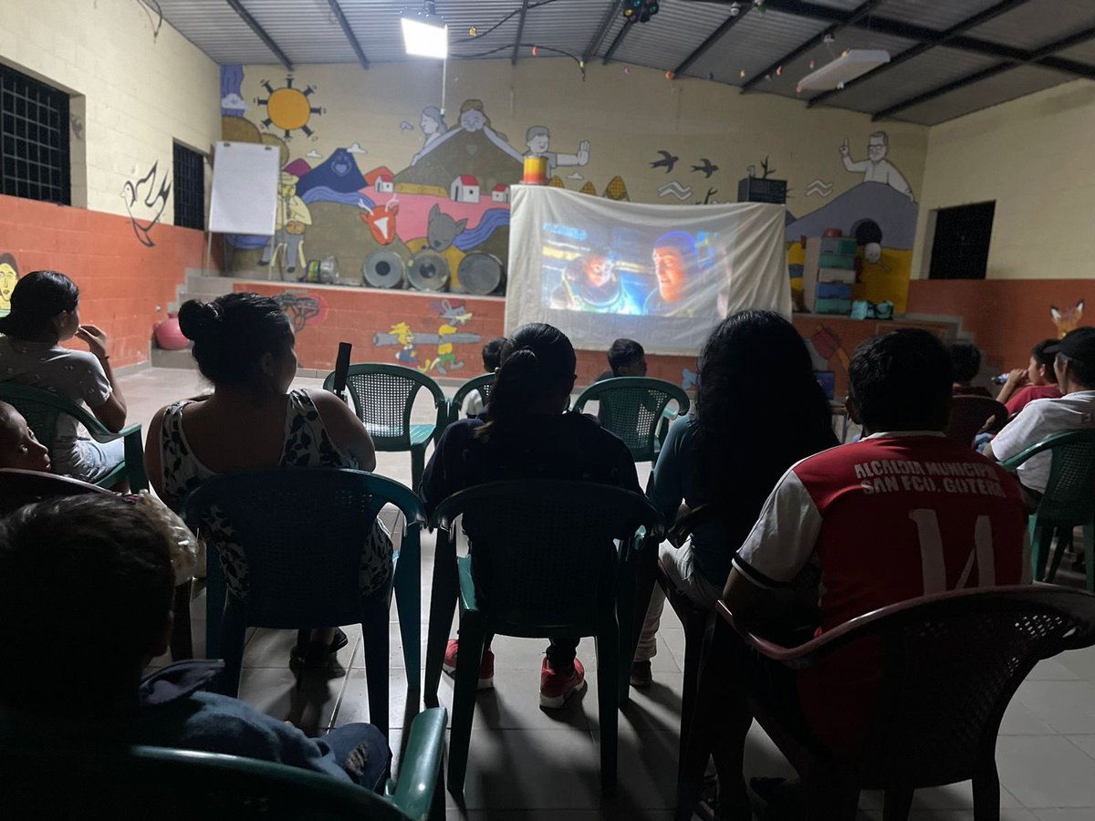 TejidoSocialSv's tweet photo. 📚🔖 | También visitamos a los jóvenes del caserío Tierra Blanca.
Luego nos desplazamos al caserío Yancolo, para realizar un cine comunitario como parte de las actividades de sano entretenimiento para las familias de la zona. 

#TejidoSocial | #ElSalvador | #Morazán | #Cacaopera https://t.co/xuiK3uHorR