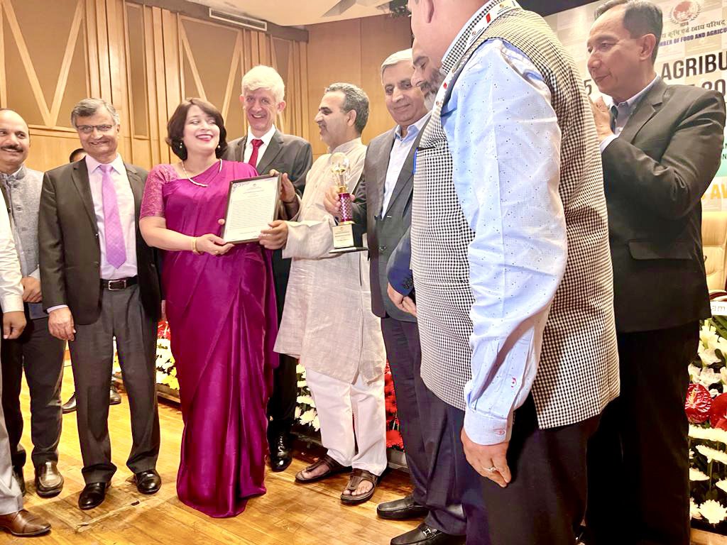 sumitamisra's tweet photo. Delighted to receive the Best State in Agribusiness &amp;Sustainabke Agriculture at India AgriBusiness Summit 2022 alongwith hon Minister @JPDALALBJP .Congrats to #Haryana farmers @Agriculturehry @horticulturehry &amp; thanks to visionary leadership of @mlkhattar sir. https://t.co/d3Y2O4sKVm