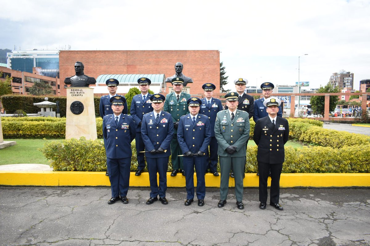 FuerzaAereaCol's tweet photo. #AniversarioFAC | La Escuela Superior de Guerra y la Escuela de Postgrados de la FAC se unen a la celebración de los #103añosFAC con una ofrenda floral al busto del expresidente Don Marco Fidel Suárez.
#MiFuerzaAérea🇨🇴
#103AñosFAC
#EPFAC
#ESDEG https://t.co/PHQeGnCX0A
