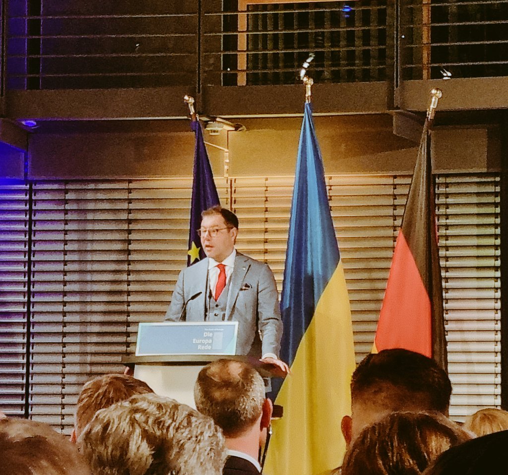 priesmeyertkocz's tweet photo. 🇪🇺🇺🇦 #StateOfEurope2022 im Schatten des Krieges &amp; Klimawandels. 👉@wernerhoyer Wir müssen rückbesinnen, was wir als Europäer können. Wandel kann nur gelingen, wenn Menschen zuversichtlich in die Zukunft schauen.👏@Makeiev @annflolie @mariuschlageter
@AnkePlaettner @HubertTadych https://t.co/3mpCFPcOCR