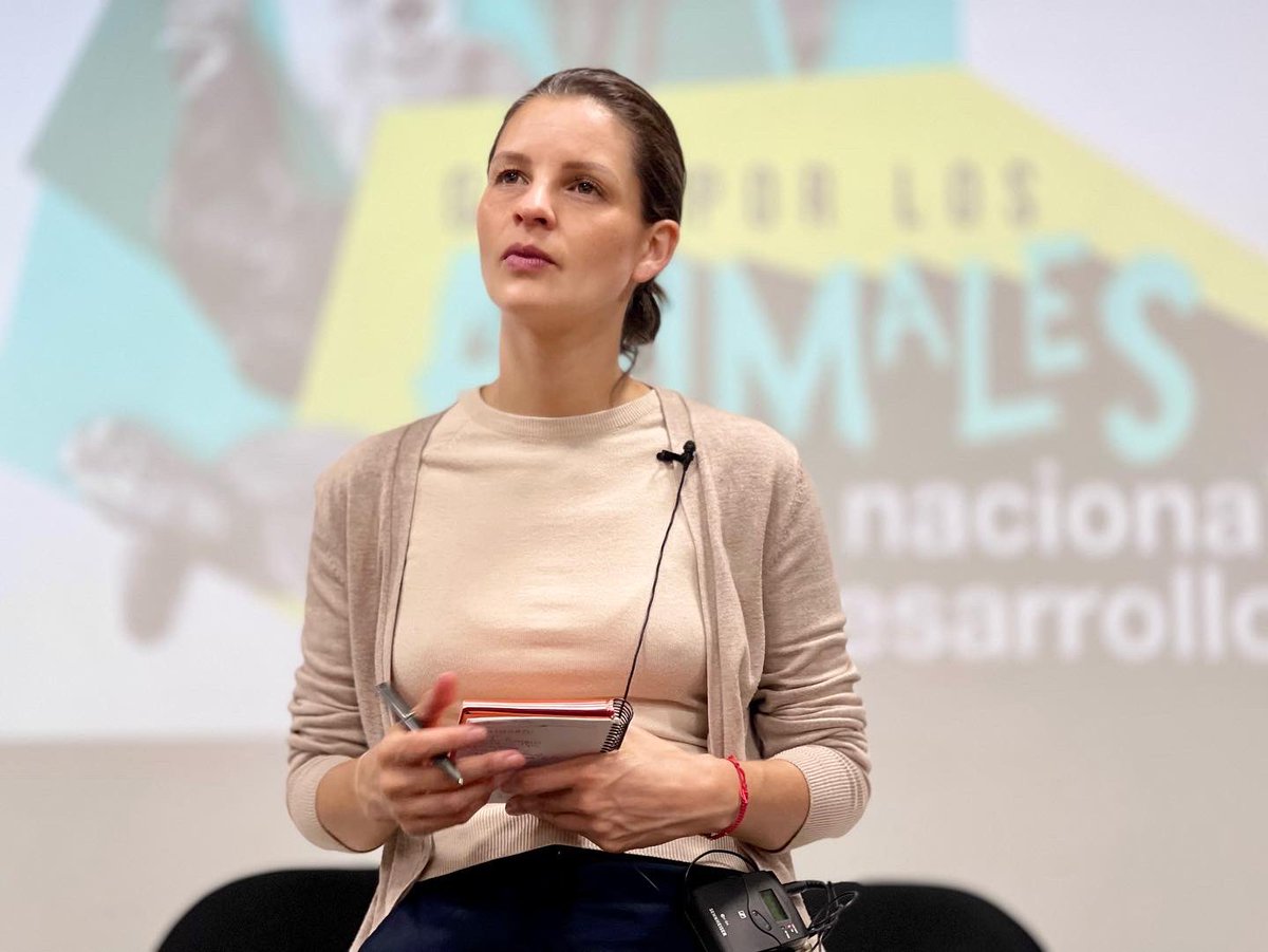 Mi causa son los animales: sus derechos, su vida, su honra. Por ellos vivo y me daré mil batallas, resisto embates de odio y seguiré entregando lo mejor de mi, aunque mi corazón se resienta y mientras la vida me lo permita. No perderé el tiempo en peleas que no me corresponden.