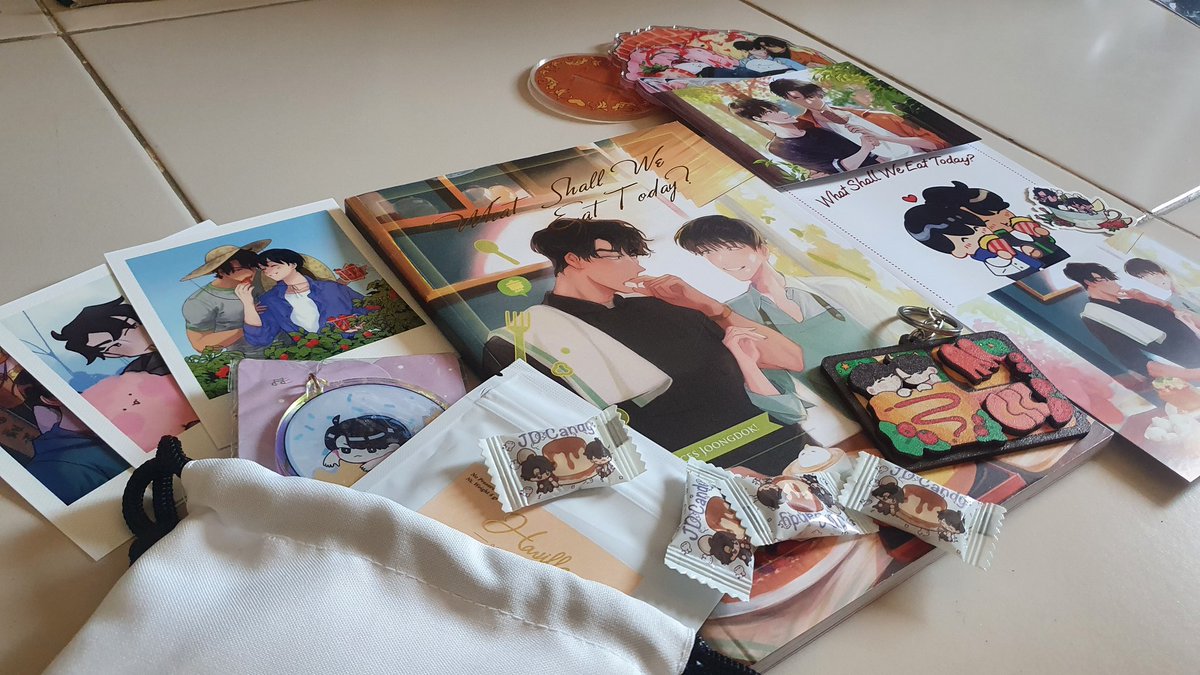 LovebotJD's tweet image. just got my @cookbook_jd zine the other day!!! everything looks so wonderful I'm so inlove with everyone's works 🥹😭💕 will reread all the fics again (and maybe this time finally try the recipes?¿ 🫣)
one more added to my heirlooms..
also tysm @molamolashop for hosting the GO!