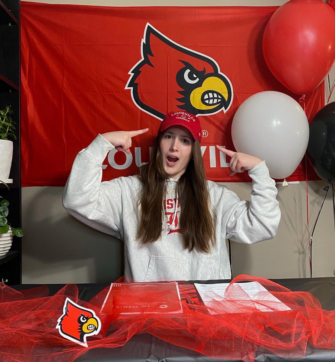 stellaescott23's tweet photo. Officially a Louisville Cardinal❤️🖤 Here’s to the next 4! 
@GoCards @LouisvilleROW https://t.co/E1uXscoTgQ