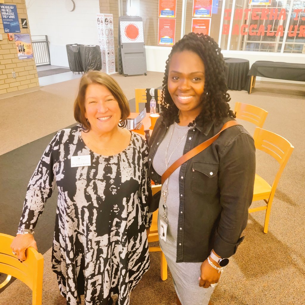 VenishaJ_EdS's tweet photo. All about #TEAMS! @Levleadership provided valuable insight into 1) teams vs. groups, 2) identify &amp; reverse team dysfunction, and 3) conflict management! I'm ready to put this new knowledge into practice. @PrincipalCtrGSU @wardellhunterED #APSAspiringLeaders #APSConnectedLeaders https://t.co/rSeucYWU6I