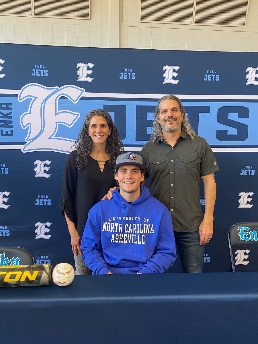 Daveizm's tweet photo. Signing day! Proud of this dude and all the work he put in to get here. Excited to see what he does next https://t.co/Xe9MUgNUtS