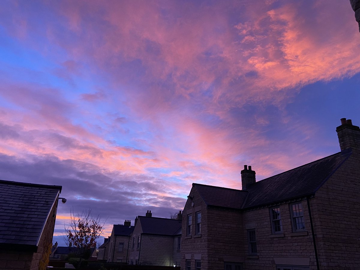 Paulothewolf63's tweet photo. @Hudsonweather Stunning sunrise over Boston Spa this morning! https://t.co/jBB3XFoq2Q