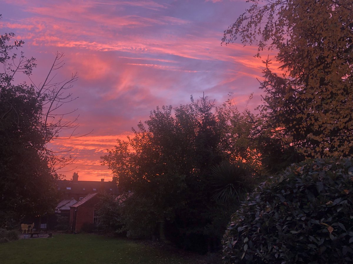kaslade's tweet photo. ⁦@Kofi_Smiles⁩ ⁦@RadioHumberside⁩ beautiful sky in Hessle https://t.co/PI0VvtUoVD
