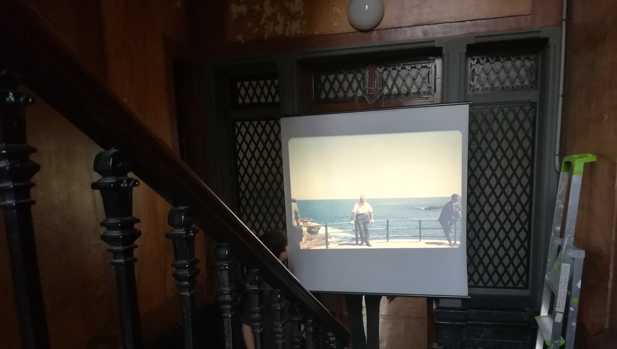 Guldorac42's tweet photo. @alicebernard Rien ne vaut entre voisins une projection de diapositives de vacances trouvées en brocante,  pour échapper au confinement. https://t.co/c5QSOoitt5