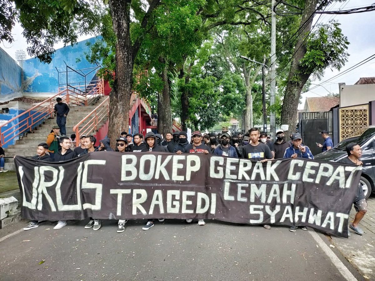 “Urus Bokep Gerak Cepat, Urus Tragedi Lemah Syahwat.”

Untuk Teman-Teman di Malang yang hari ini turun ke Jalan. Semoga diberi kelancaran! Tetap suarakan keadilan untuk para Korban #UsutTuntasTragediKanjuruhan 🙏🥀