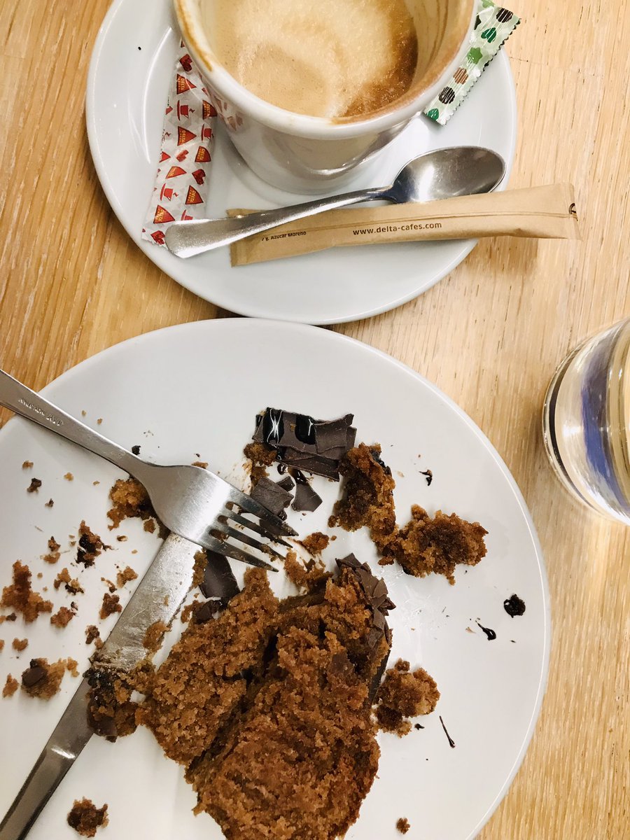 Yay! I’ve now found a great “breakfast cake” place that is not an hour away. Ok, I visually destroyed this chocolate bizcocho, but it was lovely.. #traviesacoruna
C:3 F:4 A:3 #HuntforCoffee