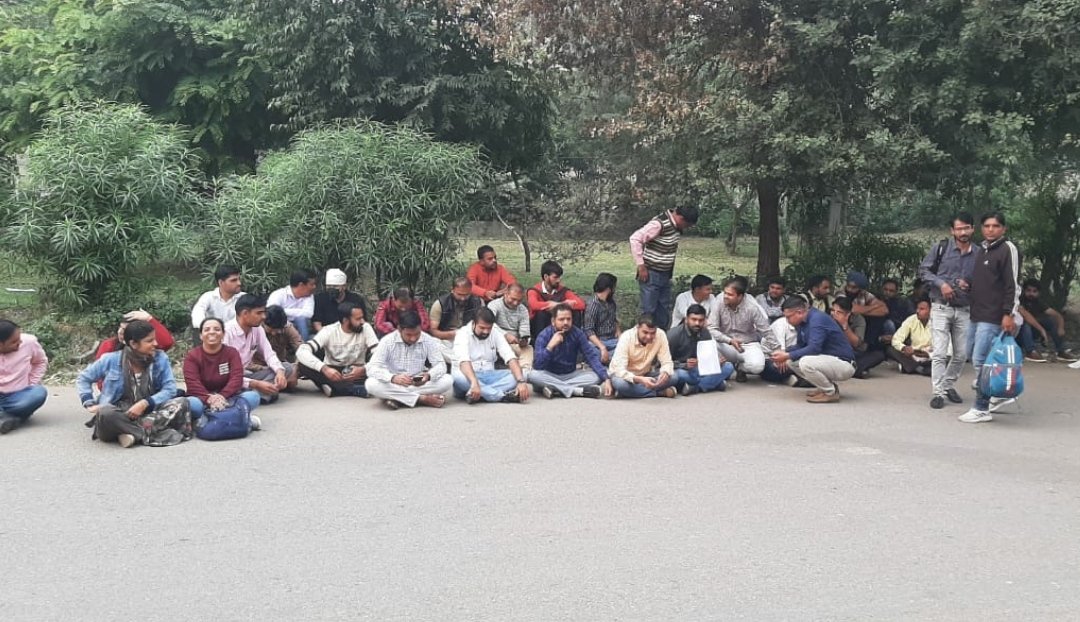 Joining के लिए कौशल भवन (पंचकुला) के सामने बैठे चयनित इंस्ट्रक्टर, जोइनिंग के लिए कर रहे हैं सरकार और विभाग से मांग, जोइनिंग को लेकर बहुत परेशान है चयनित इंस्ट्रक्टर, सभी प्रक्रिया पूरा होने के बाद सरकार नहीं दे रही है जोइनिंग।
<a href="/cmohry/">CMO Haryana</a>  <a href="/moolchandbjphry/">Moolchand Sharma</a> <a href="/PrabhjotIAS/">Prabhjot Singh IAS</a> <a href="/ItiHaryana/">ITI Haryana</a>