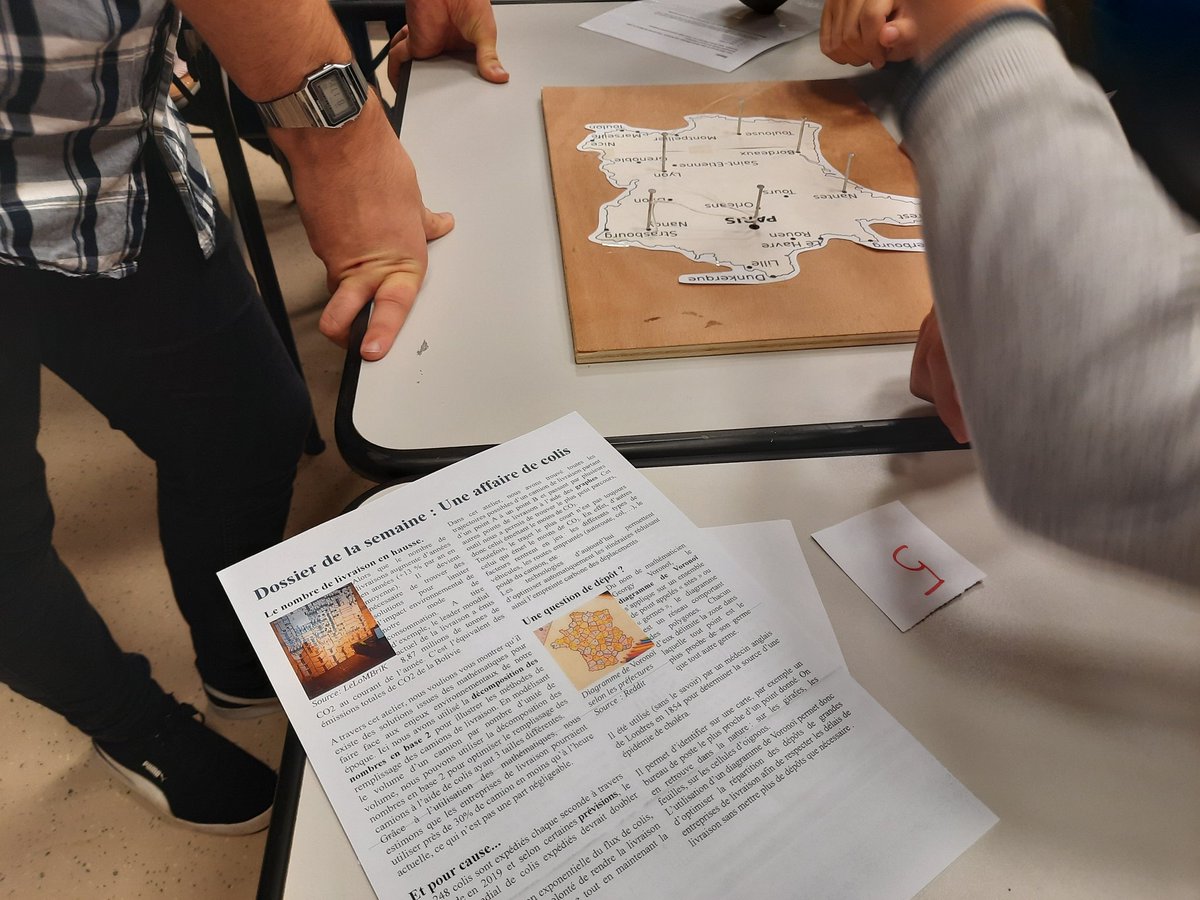 LyceeLoritz's tweet photo. @FeteScience au @LyceeLoritz en partenariat avec @INSPElorraine : les stagiaires M2 de Mathématiques sensiblisent les élèves de 2nde à l'écologie au travers du programme de Maths, un outils indispensable pour les enjeux du développement durable. https://t.co/cjC75G2t4H
