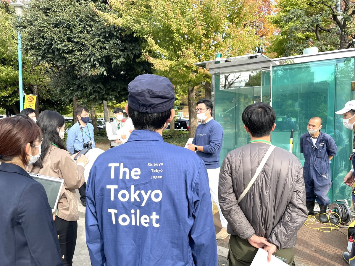 thetokyotoilet's tweet photo. 本日のバスツアーでは、9箇所のトイレをめぐるほか、定期清掃見学やプロジェクト関係者との交流会を行いました！

さらに、名誉トイレ診断士の佐藤満春様　@satomitsuharu がスペシャルゲストとしてご登場！貴重なお話をお伺いしました。

皆さま、ありがとうございました。 https://t.co/wlx7FTuYGO