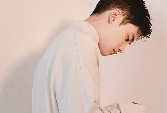 결혼까지 약속했던 백도.. 집안 압박 때문에 어쩔 수 없이 헤어졌던 연하 애인 발견하는 변이사님. 일방적으로 백이 먼저 연락도 끊었고 지금은 대체 뭐하고 사는지 몰랐는데.. 헤어지던 날까지 제발 헤어지지 말자고 울며 매달리던 도가 일하는 작은 카페를 발견했을 땐 답지않게 그대로 굳었겠지..