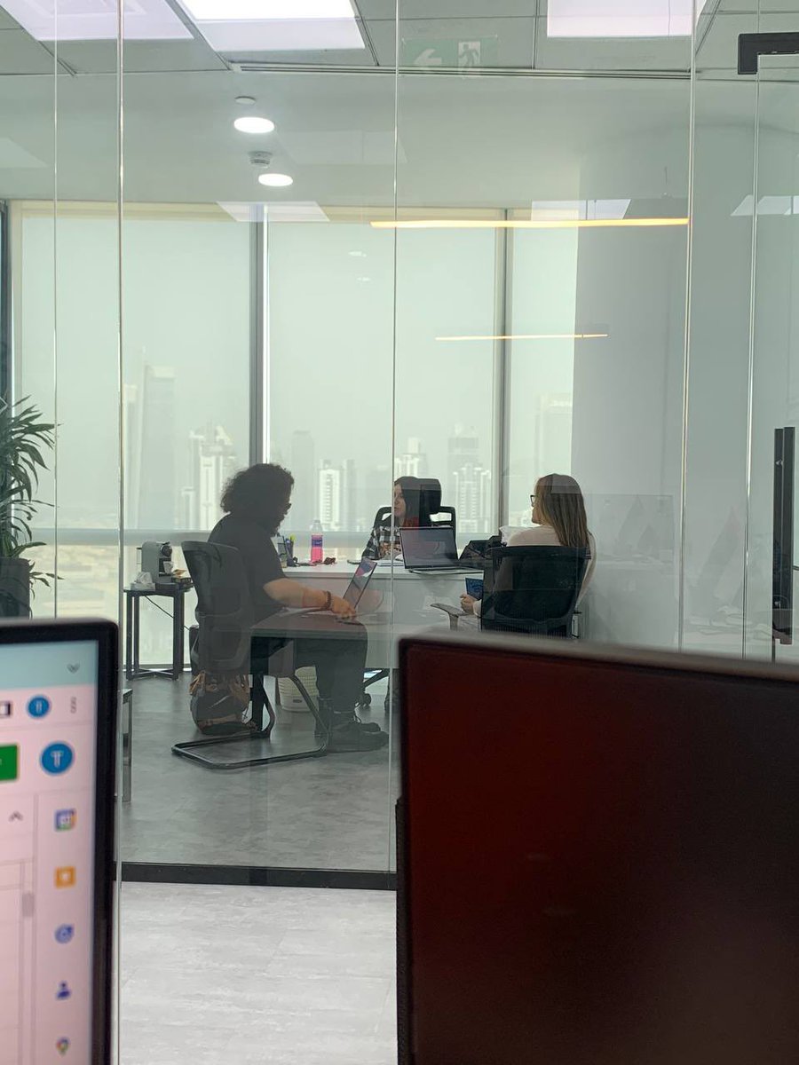 ManiThawani's tweet image. Coño… he llegado a la oficina y está Sam en una entrevista de trabajo.