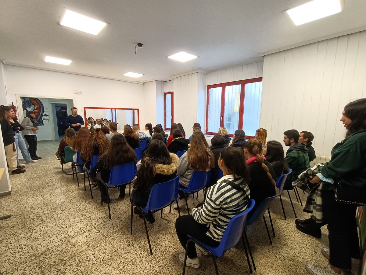 Los grupos de FP en Integración Social han tenido una jornada de aprendizaje para ver in situ el trabajo que se realiza con los diferentes grupos sociales.
<a href="/asocigualati/">IGUAL A TI</a> 
<a href="/ASOCIACION_APIR/">APIR</a>
