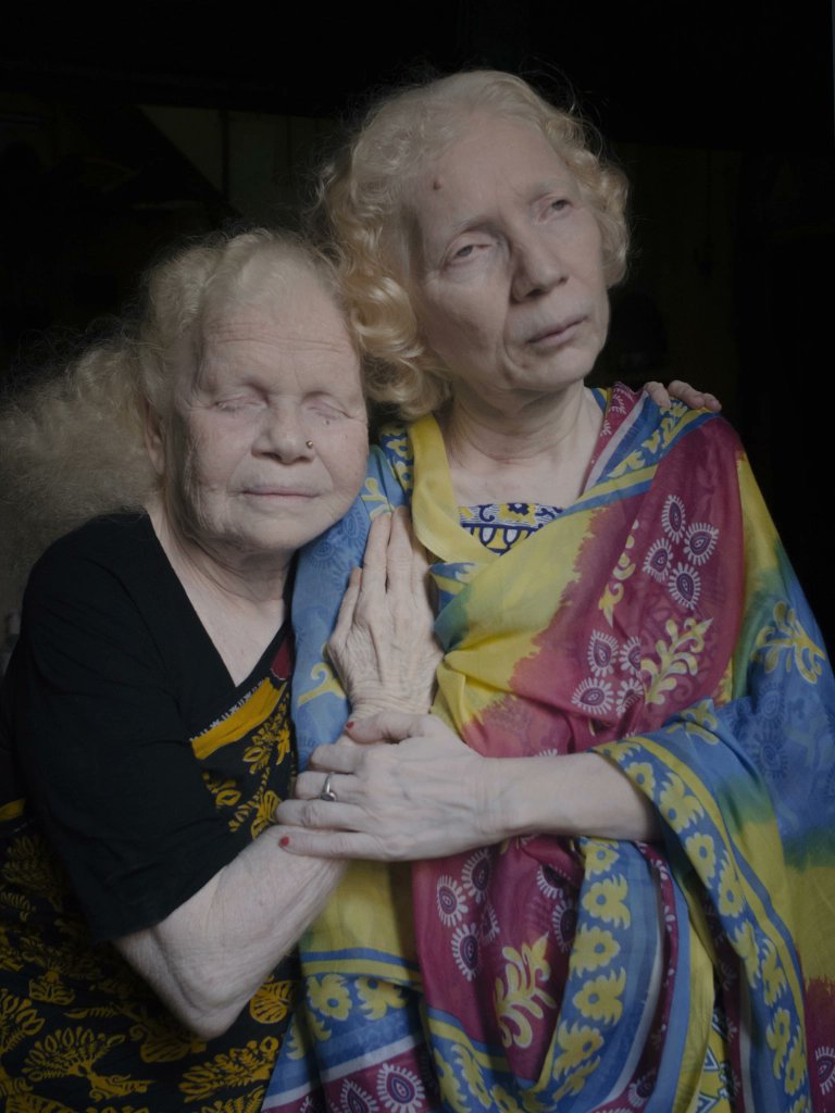 Bonjour Twitter. Pour les sœurs Goswani, le confinement décidé par le gouvernement indien en mars 2020 ne fit qu’ajouter un degré à l’échelle de la réclusion qui a marqué leur vie entière. Elles ne sortaient de toute façon quasiment pas, sinon pour rendre visite à une autre sœur.