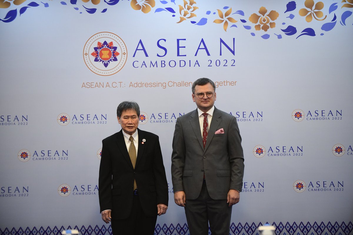 DmytroKuleba's tweet photo. Today, @ASEAN Secretary-General Dato Lim Jock Hoi and I met in Phnom Penh to strengthen cooperation between Ukraine and Southeast Asia in areas of trade, food security, and digital transformation. Developing strong ties with ASEAN is an important part of Ukraine’s Asia strategy. https://t.co/iUWIVltZDy