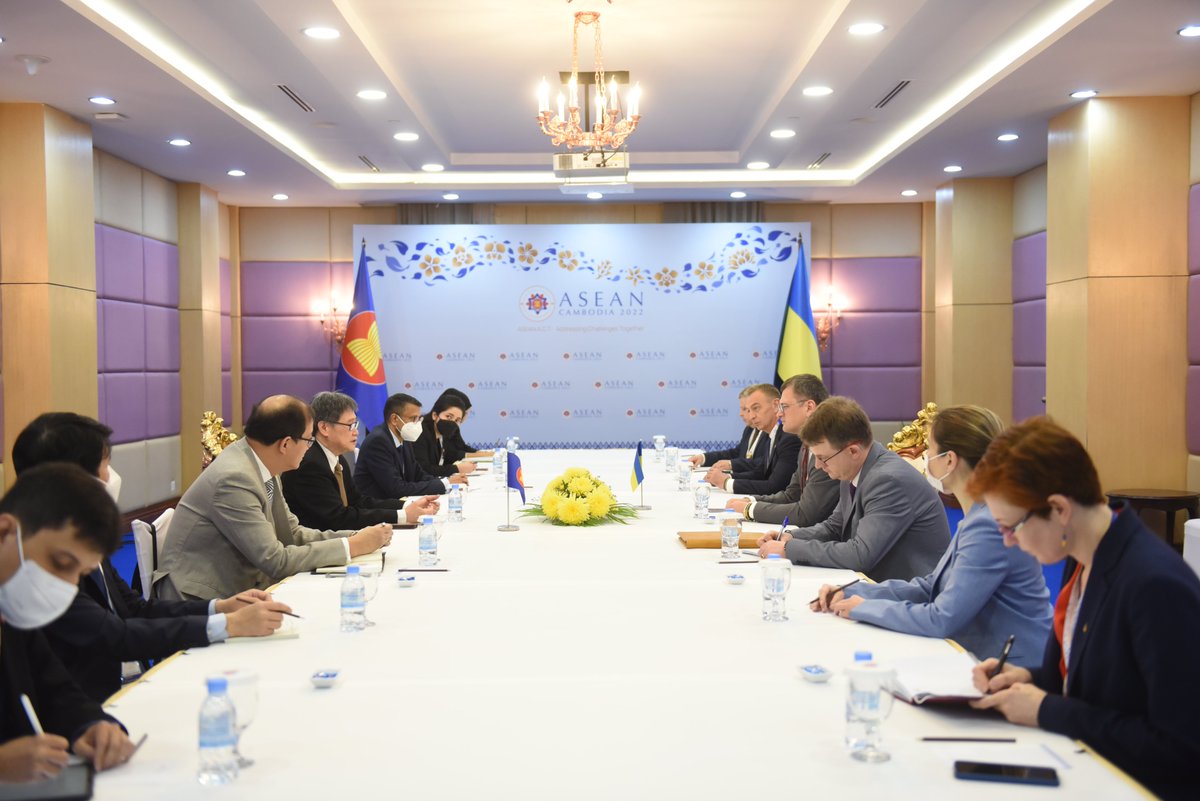 DmytroKuleba's tweet photo. Today, @ASEAN Secretary-General Dato Lim Jock Hoi and I met in Phnom Penh to strengthen cooperation between Ukraine and Southeast Asia in areas of trade, food security, and digital transformation. Developing strong ties with ASEAN is an important part of Ukraine’s Asia strategy. https://t.co/iUWIVltZDy