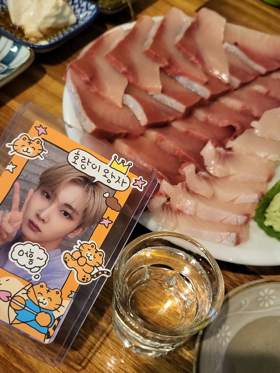 soabangbang's tweet photo. 날이 추워져서 대방어를 조질께 했지만 조져진건 나였다... 가격 쬐에끔 비싸지만 방어상태 보세요 걍 돌아버림. 소주 마실수밖에 없음. 나 근데 소주 별로 안좋아하고 잘 안마시는데 쫙 들어갔어.. 
여기는 서면 인해. / 방어뿐만아니라 걍 모든 안주맛집
#호영씨_아아아아 https://t.co/UJM24f3pHk