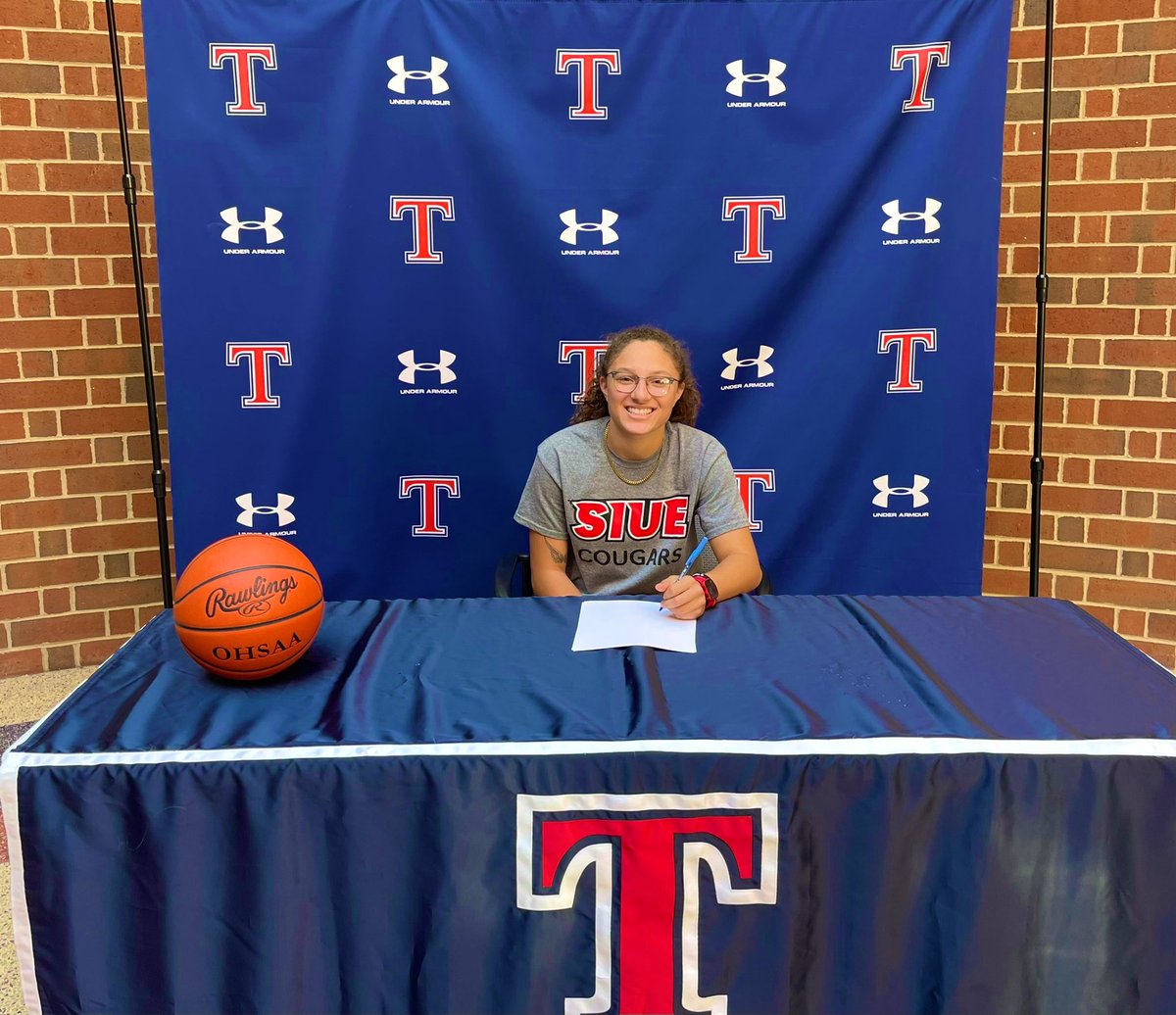 jamielkt's tweet photo. So happy and proud of my niece, @TaylorFarris10! 🏀❤️🖤 #NLISigningDay @SIUEWBB https://t.co/QQeM4bvQ7G