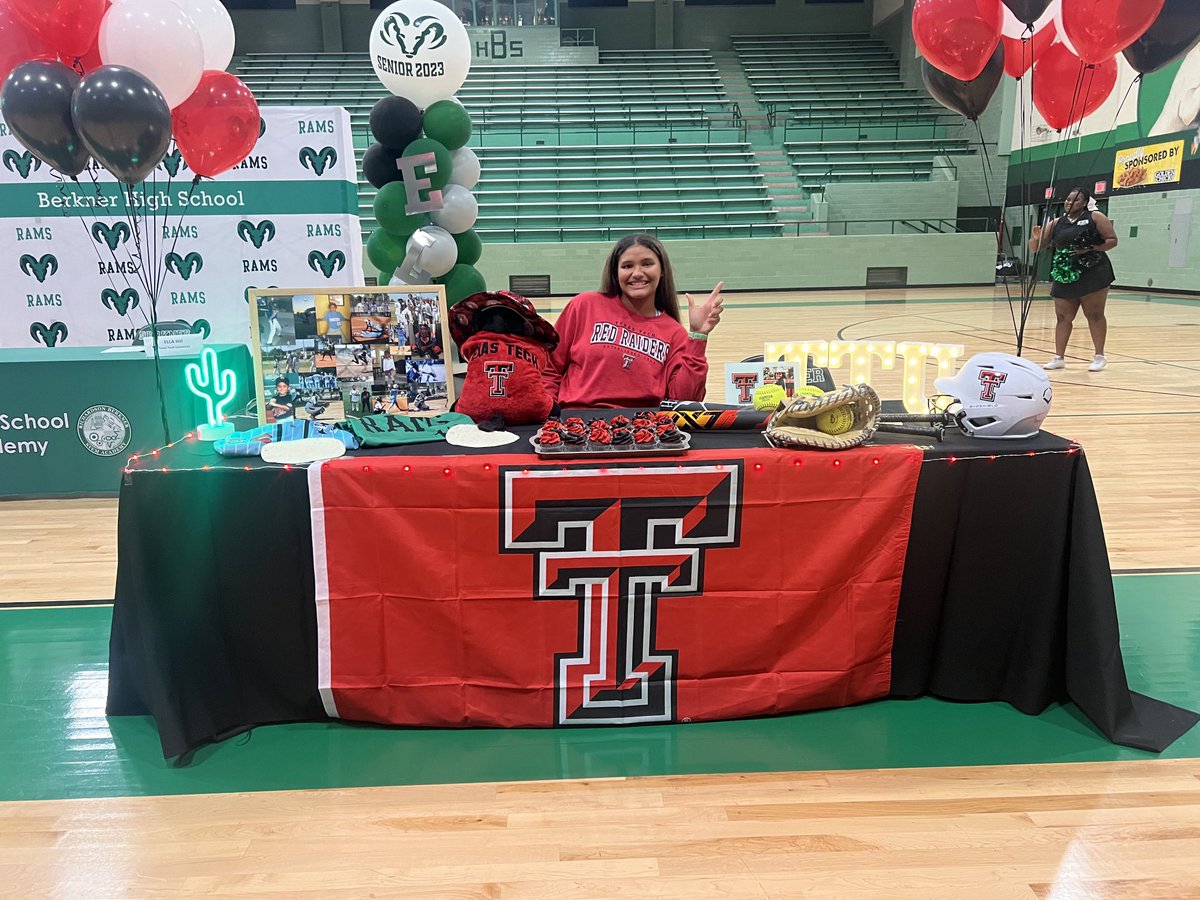 steph_bryant16's tweet photo. When I dream of the things I want for @KenOfTheCourt , I imagine leadership, presence, and the tenacity these two young women have.  @landry_soleil @ella_hill26 

CONGRATULATIONS 💚 you have left such a wonderful mark on the HERd. 1600 E Spring Valley will never be the same. 😍 https://t.co/5M5HqzxB3E
