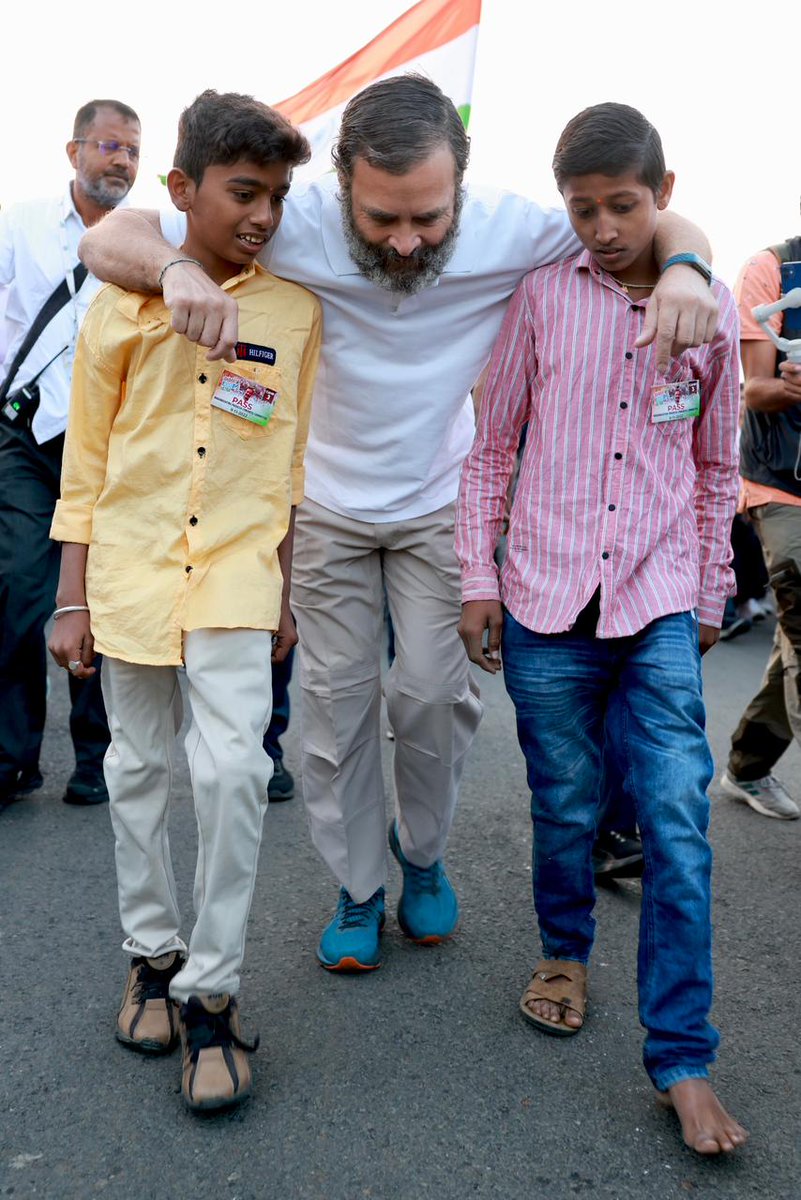 Ch_AnilKumarINC's tweet photo. कंधों से मिलते हैं कंधे, कदमों से कदम मिलते हैं।
भारत को मिलता है हौसला, जब हम चलते हैं।।

#BharatJodoYatra https://t.co/qr0mIaWuJX