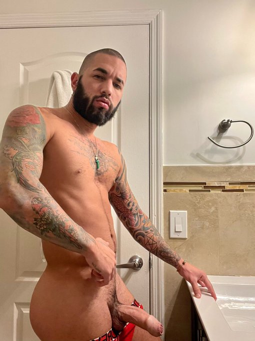 on or off 🧐❓ https://t.co/M4VGdNko0w