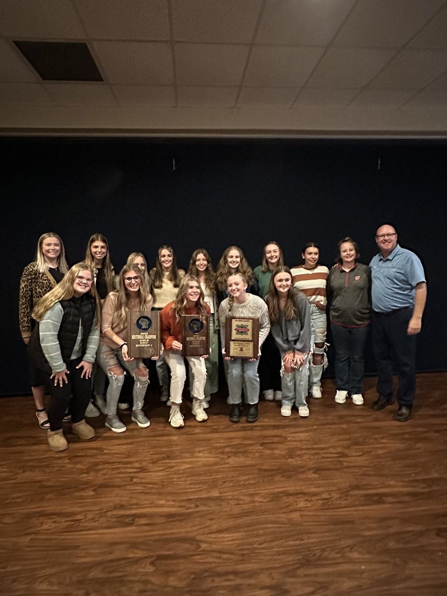 BPGirlsGolf's tweet photo. A great time tonight celebrating success at all levels in our program. Thank you girls for an awesome year and evening. @BayPortHS https://t.co/xHHy57fKLE