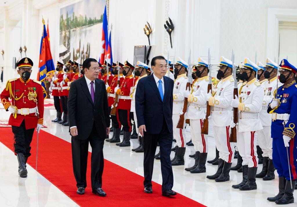 youthvisionnews's tweet photo. #Cambodian Prime Minister #SamdechTechoHunSen held a grand welcome ceremony for #Chinese Premier #LiKeqiang prior to their meeting at the Peace Palace in #PhnomPenh, #Cambodia on Wednesday.
Source: @JiRongMFA https://t.co/DxtliurKSF