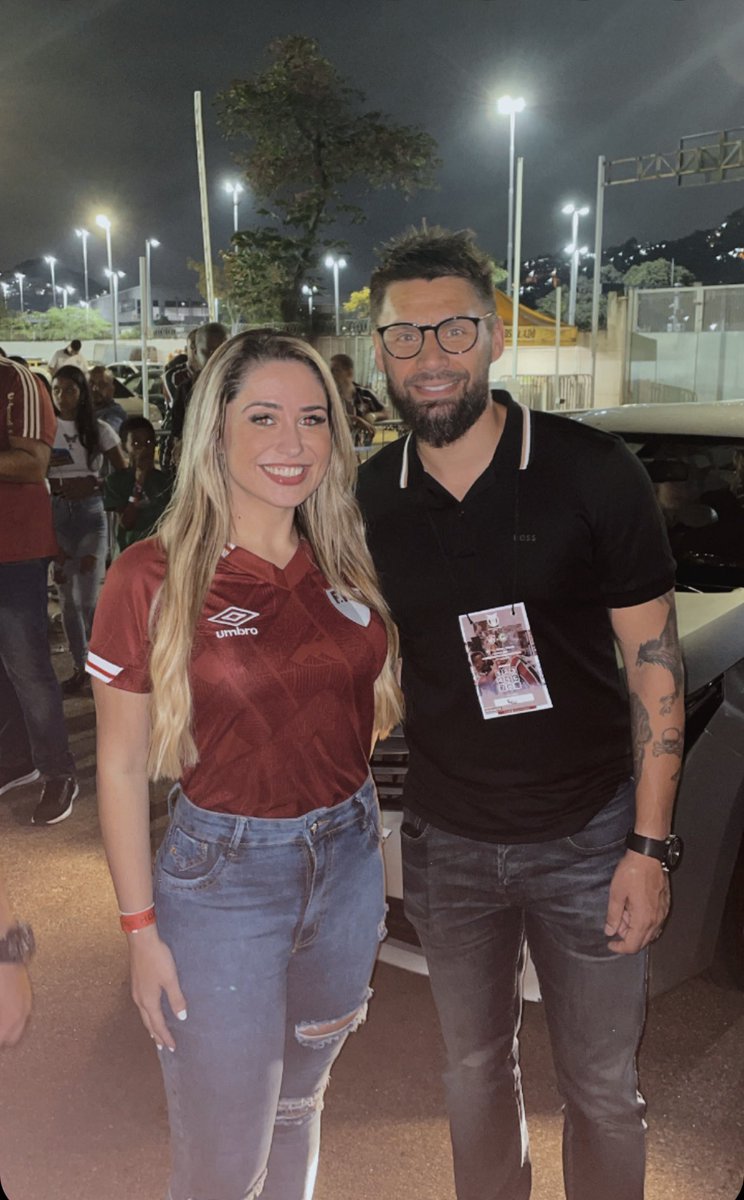 jusdcju's tweet photo. Vou postar esse foto em todas as redes sociais sim, pq não é sempre que eu tiro foto com um campeão brasileiro @FluminenseFC https://t.co/f2kbsx6Ebv