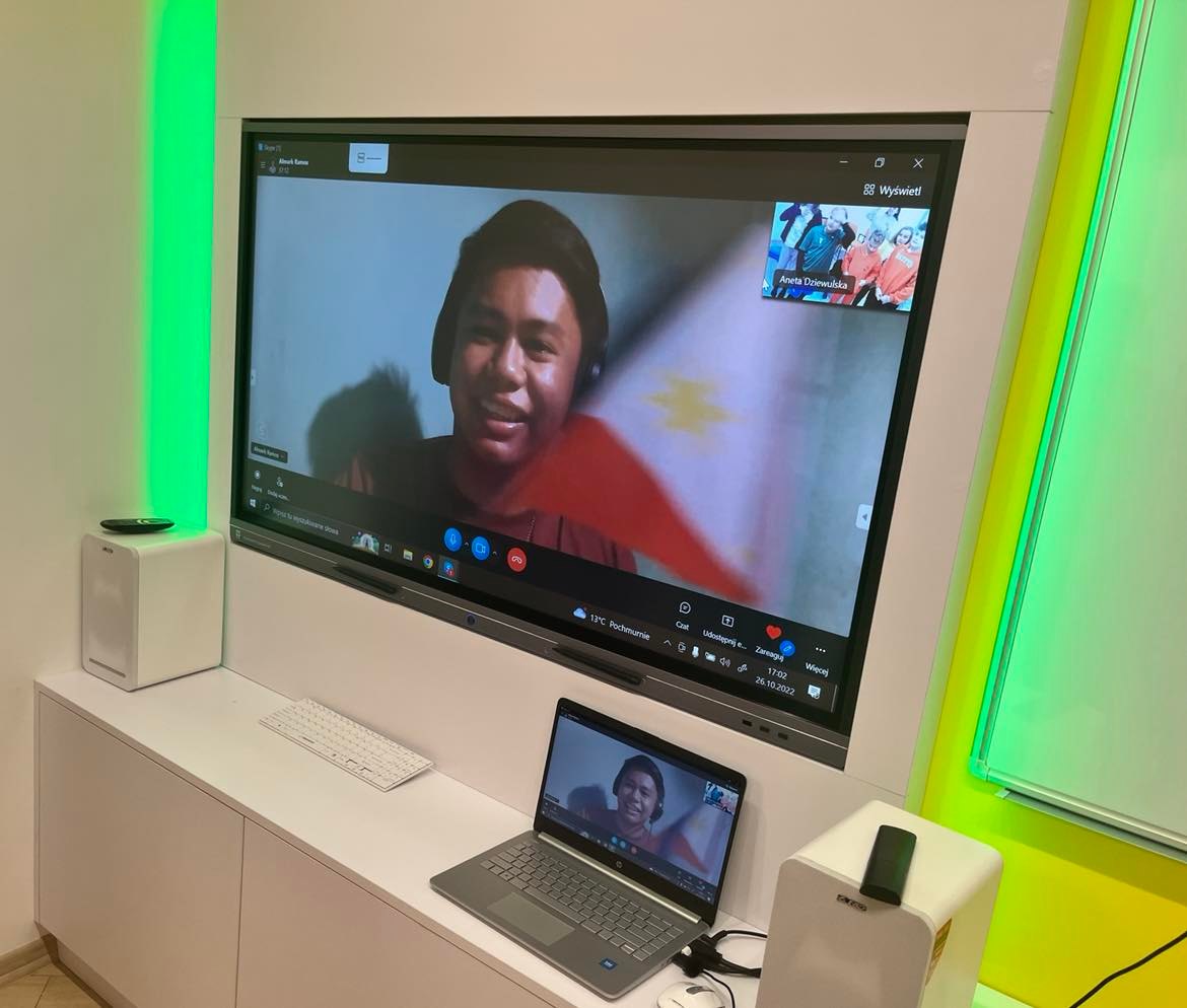 Connecting the Philippines 🇵🇭 to the world 🌏. #MysterySkype session with the students of Hello Yellow School of English, Poland  🇵🇱 #MIE #MIEE #MIEExpert #MicrosoftEdu