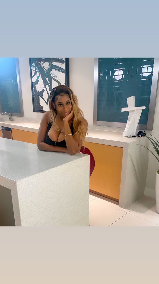 DinnelleStatus's tweet photo. The gym was closed today so decided to do a little photo sesh😏 https://t.co/50fccg7K7v