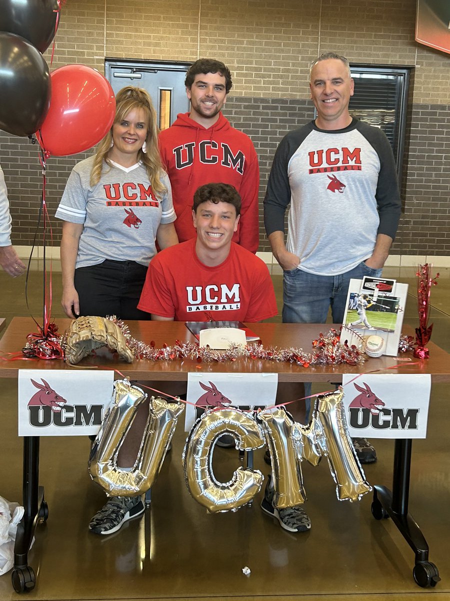Class of 2023 NSD : Evan Viehange signs with University of Central Missouri. Congrats to <a href="/EvanVienhage/">Evan Vienhage</a> and his family! <a href="/Mules_Baseball/">Roll Stable</a> #rolestable
