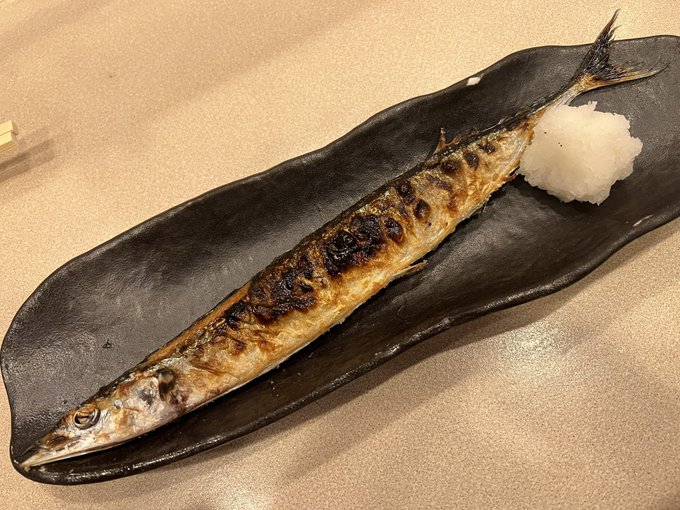 ようやく一旦スケジュールが落ち着いたので久し振りにのんびり海産物三昧な昼飯。
秋刀魚の塩焼きと鯵のタタキ丼。 