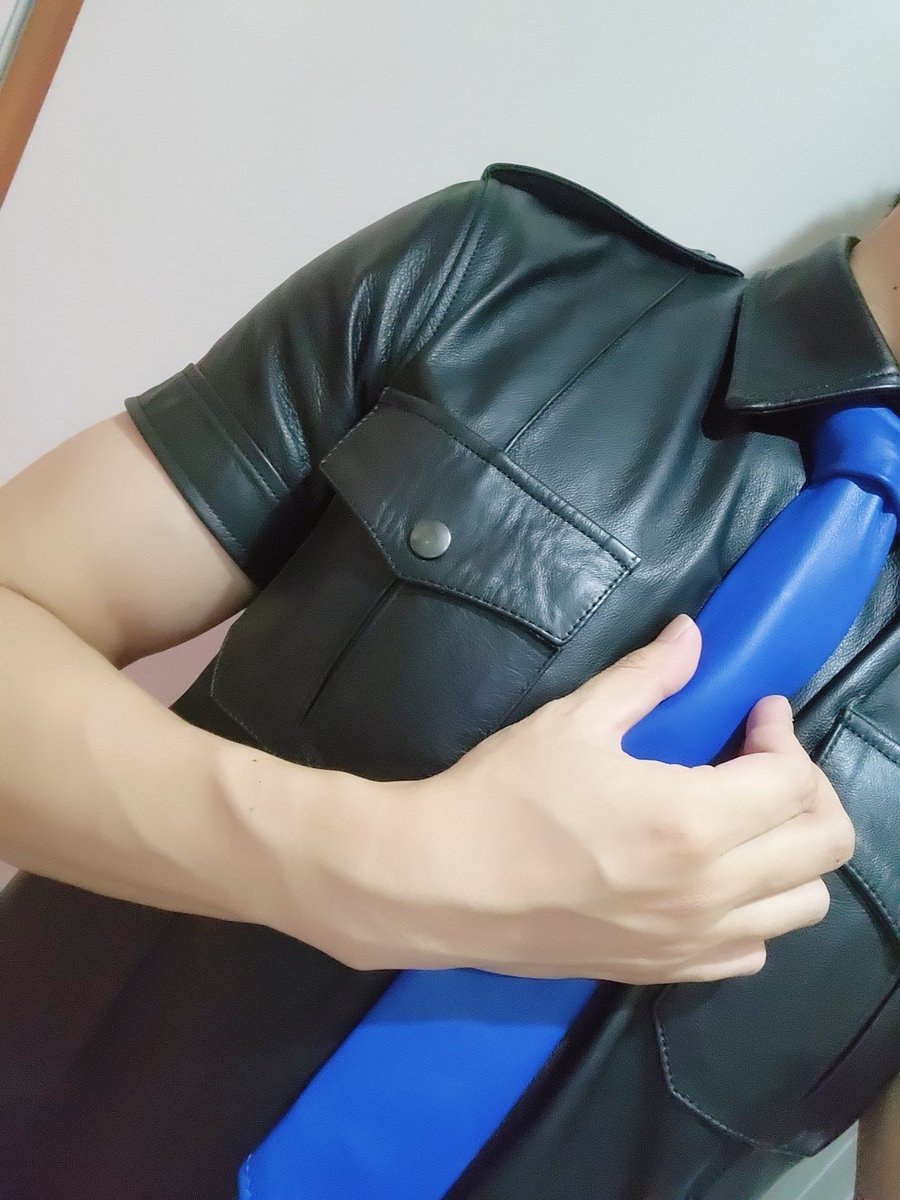 Ivan_0066's tweet photo. #robleather #robamsterdam #robamsterdamleather 
欧洲牌子的尺码也是各不相同，同样的短袖，Mister.B需要XXL码，而RoB的XL码却意外的合适🤗🤗🤗
@RoBleathershop https://t.co/W75MeWWj7N